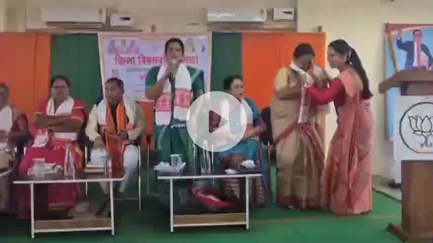 মঙলদৈ ভাগ: মঙ্গলদৈ স্হিত বিজেপিৰ কাৰ্য্য লয়ত অনুস্থিত হোৱা বিজেপিৰ মহিলা মৰ্চাৰ সভাত উপস্থিত ৰাজ্যিক মহিলা মৰ্চাৰ সভানেত্ৰী