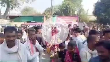 जतारा: खाद की समस्या से परेशान किसानों ने जतारा में फिर लगाया जाम, एसडीएम के समझाने पर खुला