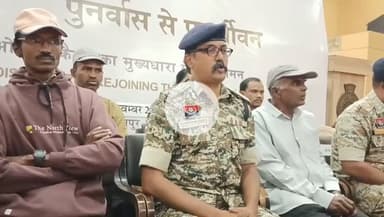 जगदलपुर: DKSZC मेंबर चैतू उर्फ श्याम दादा समेत 10 नक्सलियों ने किया सरेंडर, कुल 65 लाख का है इनाम: IG सुंदरराज पी