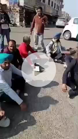 ਸੰਗਰੂਰ: ਸੰਗਰੂਰ ਵਿਖੇ ਪਨ ਬਸ ਡਰਾਈਵਰ ਅਤੇ ਕਨੈਕਟਰਾਂ ਦੇ ਧਰਨੇ ਦੀ ਕਵਰੇਜ ਕਰ ਰਹੇ ਪੱਤਰਕਾਰਾਂ ਨਾਲ ਪੁਲਿਸ ਨੇ ਕੀਤੀ ਬਦ ਸਲੂਕੀ।