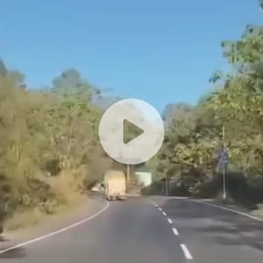 ढटवाल: टयाला दा घट के पास दवाइयों से भरा ट्राला पलटा, चालक सुरक्षित; अचानक नियंत्रण खोने से सड़क किनारे पलटा वाहन