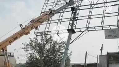 पानीपत: पानीपत में नगर निगम की अवैध यूनीपोल पर बड़ी कार्रवाई, पोल उखाड़े गए