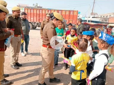 सफीपुर: सफीपुर में स्कूली छात्रों ने यातायात जागरूकता अभियान चलाया, हैदराबाद में पुलिस ने बच्चों को पुरस्कृत किया