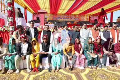 रामपुर: शुक्रवार को आश्रम पद्धति स्कूल के निकट मुख्यमंत्री सामूहिक विवाह कार्यक्रम में 850 जोड़ों का विवाह सम्पन्न हुआ