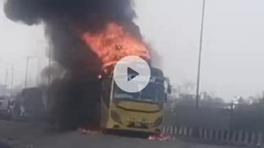 कानपुर: कानपुर के रामदेवी के नेशनल हाईवे पर स्लीपर बस में लगी आग, पुलिस ने लगभग 30 लोगों को बचाया, 10 किलोमीटर लंबा जाम लगा