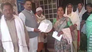 डिंडौरी: ग्राम पंचायत केवलारी के सचिव से परेशान ग्रामीणों ने विधायक के साथ कलेक्ट्रेट को सचिव हटाने का ज्ञापन सौंपा