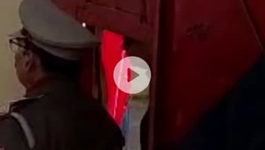 रामपुर: जिला कारागार में बंद आजम खान ने पुलिस की जीप में बैठने से किया इनकार, कोर्ट में पेशी पर जाना है आजम खान को