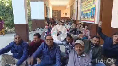 धामपुर: तहसील परिसर में फतेहपुर के एक लेखपाल द्वारा आत्महत्या के मामले में कार्रवाई की मांग को लेकर लेखपालों ने दिया धरना