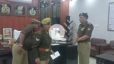 रामपुर: पुलिस अधीक्षक विद्यासागर मिश्र ने पुलिस कार्यालय में दो महिला आरक्षियों को नगद पुरस्कार देकर सम्मानित किया