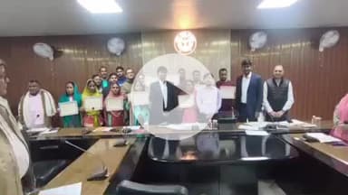 चंदौली: समय से पूर्व SIR फॉर्म 100% डीजिटाइजेशन पूरा करने वाले कार्मिकों को कलेक्ट्रेट में सौंपा गया प्रशस्ति पत्र
