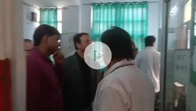 रामपुर: रामपुर के पुरुष जिला अस्पताल में कायाकल्प की टीम निरीक्षण करती रही, वहीं मरीजों के तीमारदार खुद व्हील चेयर खींचते रहे