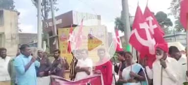 கொல்லிமலை: செம்மேட்டில் 4 தொழிலாளர் சட்டத் தொகுப்புகளை பாஜக அரசு திரும்ப பெறக்கோரி மார்க்சிஸ்ட் கம்யூனிஸ்ட் கட்சியினர் ஆர்ப்பாட்டம் செய்தனர்