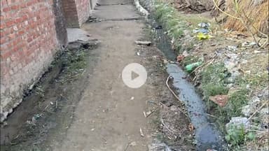 50 वर्षों से पड रहे घूरे को बराबर कर आरोपियों ने खोद दी नींव, मना करने पर किया विवाद, वीडियो वायरल