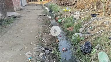 ग्राम पंचायत रामदासपुर में सफाई व्यवस्था चरमराई, नालियों में भरा कीचड़