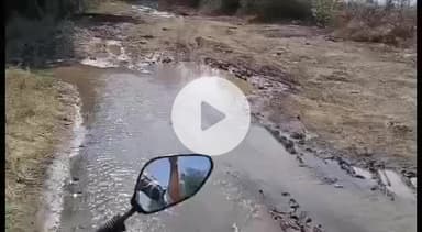 लखनादौन: ग्राम बदनौर में डूंगरिया जलाशय की नहर का पानी सड़क पर आया