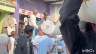 नवादा: नवादा के थाना रोड पर किसानों को दी जा रही बीज, आम लोगों को आवागमन में हो रही परेशानी