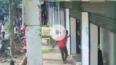 महाराजगंज: पकड़ी विशनपुर चौराहे पर दो पक्षों के बीच हुई मारपीट, वीडियो हुआ वायरल