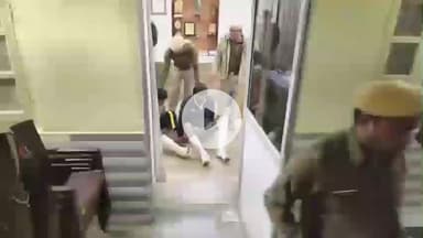 चिड़ावा: फायरिंग के मुख्य आरोपी पुलिस कस्टडी में अपने पैरों पर नहीं चल पाए, जमीन पर रेंगते नजर आए