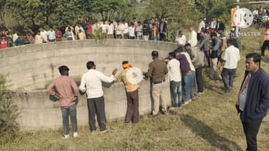 पंधाना: बलरामपुर: 3 दिन से लापता 23 वर्षीय युवक का कुएं में मिला शव, घटनास्थल पर ग्रामीणों की भीड़