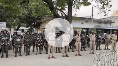 బెజ్జంకి: బెజ్జంకి మండల కేంద్రంలో రాబోయే స్థానిక సంస్థల ఎన్నికల నేపథ్యంలో ఫ్లాగ్ మార్చ్ నిర్వహించిన పోలీసులు