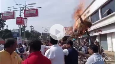 जगदलपुर: रजिस्ट्री शुल्क में बढ़ोत्तरी के खिलाफ कांग्रेसियों ने राजीव भवन के सामने मुख्यमंत्री का पुतला फूंका