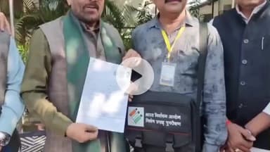 रामपुर: शनिवार को ग्राम शंकरपुर स्थित आवास पर पूर्व केंद्रीय मंत्री मुख्तार अब्बास नकवी ने अपना SIR फॉर्म BLO को सौंपा