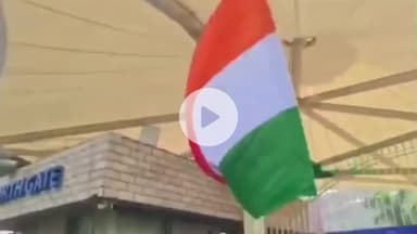 कांके: जेएससीए स्टेडियम के बाहर क्रिकेट खिलाड़ियों को देखने के लिए उमड़ी लोगों की भीड़