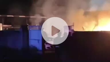 झुंझुनू: झुंझुनू के सगिरा सर्कल के पास स्थित मन्नत मोटर्स में बीती रात अज्ञात लोगों ने कई गाड़ियों में लगाई आग