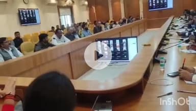 हरदोई: कलेक्ट्रेट सभागार से जिला निर्वाचन अधिकारी ने बीएलओ से किया सीधा संवाद