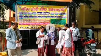 बांदा: जिला अस्पताल में रोटी बैंक सोसाइटी के लोगों ने मरीजों को किया फल वितरण, महीने के अंतिम रविवार को करते हैं यह कार्य