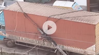 कांके: कोकर में रिया प्लाज़ा के पास ट्रक ने बिजली के ट्रांसफॉर्मर को मारी टक्कर, ट्रांसफॉर्मर क्षतिग्रस्त