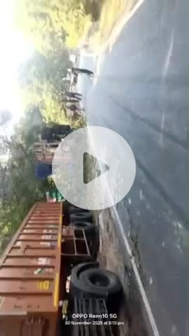 लोहरदगा से चंदवा जाने वाले मुख्य मार्ग पर एक बड़ा हादसा होते-होते टल गया, जहाँ एक अनियंत्रित ट्रक सड़क किनारे तालाब में