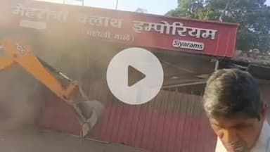 सीतापुर: लालबाग इलाके में अवैध अतिक्रमण पर जिला प्रशासन का बुलडोजर चला, दुकानदारों में मचा हड़कम्प