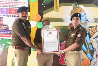 रामपुर: SP-ASP ने पुलिस लाइन में यातायात व्यवस्था में उत्कृष्ट कार्य करने वाली महिला और पुरुष कांस्टेबल को किया पुरस्कृत