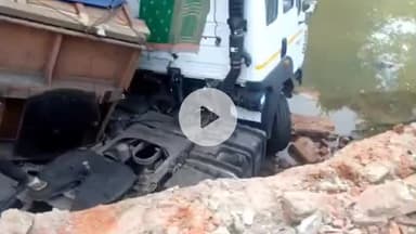 लोहरदगा: लोहरदगा-चंदवा मार्ग पर देवी मंडप के पास ट्रक पुल से नीचे गिरा, चालक बाल-बाल बचा