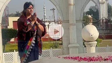 रामपुर: रविवार को राज्य महिला आयोग की अध्यक्ष डॉ. बबीता चौहान ने गांधी समाधि पर अर्पित की पुष्पांजलि