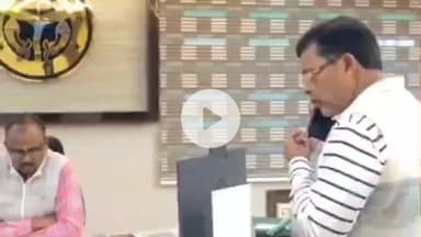 महाराजगंज: कलेक्ट्रेट से DM ने रविवार को SIR को लेकर मतदाताओं से फोन पर किया जनसंवाद