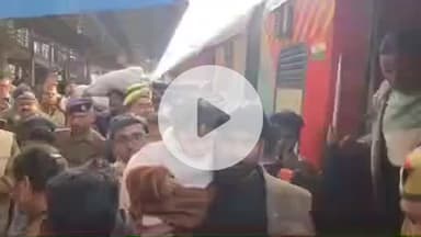 झांसी: हीराकुंड एक्सप्रेस में आतंकवादी होने की सूचना पर झांसी स्टेशन पर जीआरपी और आरपीएफ ने चलाया सर्च अभियान