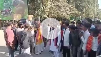 सीतापुर: IAS संतोष वर्मा द्वारा ब्राह्मण बेटियों पर अभद्र टिप्पणी के विरोध में नगर में जमकर प्रदर्शन, पुतला दहन किया गया