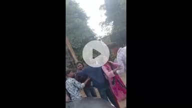 ग्वालियर गिर्द: महिला पर अभद्र टिप्पणी करने पर पति और युवक में मारपीट, फूल बाग चौराहे की घटना का वीडियो वायरल