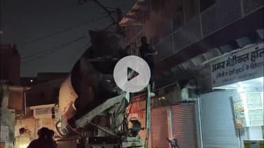 मथुरा: वृन्दावन में डंपर ने 11 हजार लाइन के विद्युत पोल और दूरसंचार विभाग के खंबे में मारी टक्कर, बड़ा हादसा टला