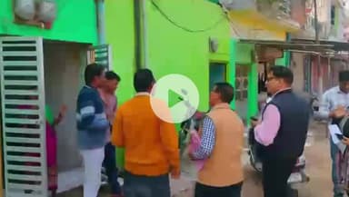 टीकमगढ़: कलेक्टर ने चकरा क्षेत्र में बीएलओ के साथ फॉर्म कलेक्शन का निरीक्षण किया