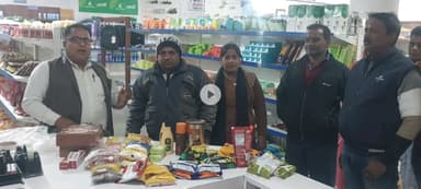 आरसीएम वंडर वल्ड सिंघानी में अजीत कुमार को सम्मानित करते हुए,रोजगार,समान,सम्मान साथ ही परिवार को आर्थिक सुरक्षा मिलता है।