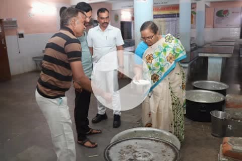 చేర్యాల: చేర్యాల పట్టణంలోని సాంఘిక సంక్షేమ గురుకుల పాఠశాలను ఆకస్మికంగా సందర్శించిన కలెక్టర్ హైమావతి