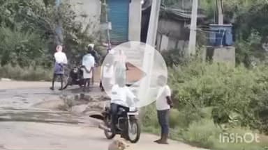 కోడేరు: కోడేరులో మిషన్ భగీరథ పైప్ లైన్ లీక్ రోడ్లపై వృధాగా నీరు