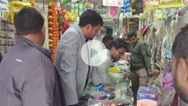 लोहरदगा में प्लास्टिक के खिलाफ कार्रवाई की गई है। नगर परिषद ने सिंगल यूज प्लास्टिक बेचने वालों पर जुर्माना लगाया#