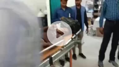 सीतापुर: कोर्ट चौराहे के पास सड़क किनारे घायल अवस्था में पड़े व्यक्ति को 108 एंबुलेंस के कर्मचारी ने कराया भर्ती