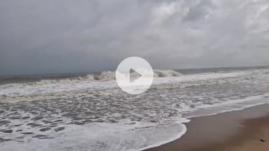 மரக்காணம்: டிட்வா புயல்காரணமாக அனுமந்தை மீனவ கிராமத்தில் கடல் சீற்றமாக உள்ளது 500 விசை படகுகள் கரையோரம் நிறுத்தி வைத்துள்ளனர்