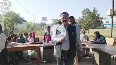 हरदोई: सुगमता कैम्प में बीएलओ ने कहा, कई बार लोगों ने दरवाजा नहीं खोला, काम है तो करना है