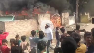 कानपुर: नौबस्ता के बजरंग चौराहे के पास प्लास्टिक के गोदाम में लगी भीषण आग